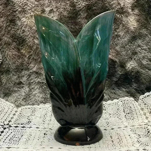 Vintage Blue Mountain Pottery BMP Large Open Leaf  Style Vase, Green Glaze - Picture 4 of 16